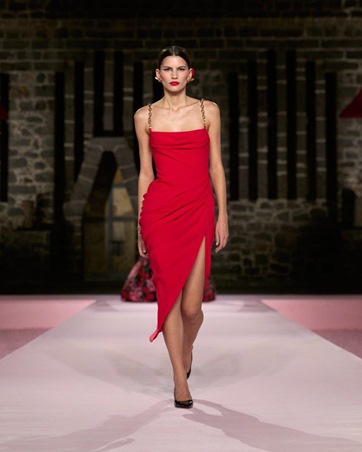 كارولينا هيريرا تلتقي بالغروب المكسيكي في مجموعة ريزورت 2025 والنتيجة تصاميم فريدة من نوعها